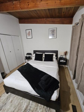 P&N Suites - Queen Room- NEW YORK Edmonton